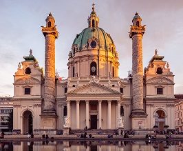 Karlskirche in Wien im warmen Licht der untergehenden Sonne